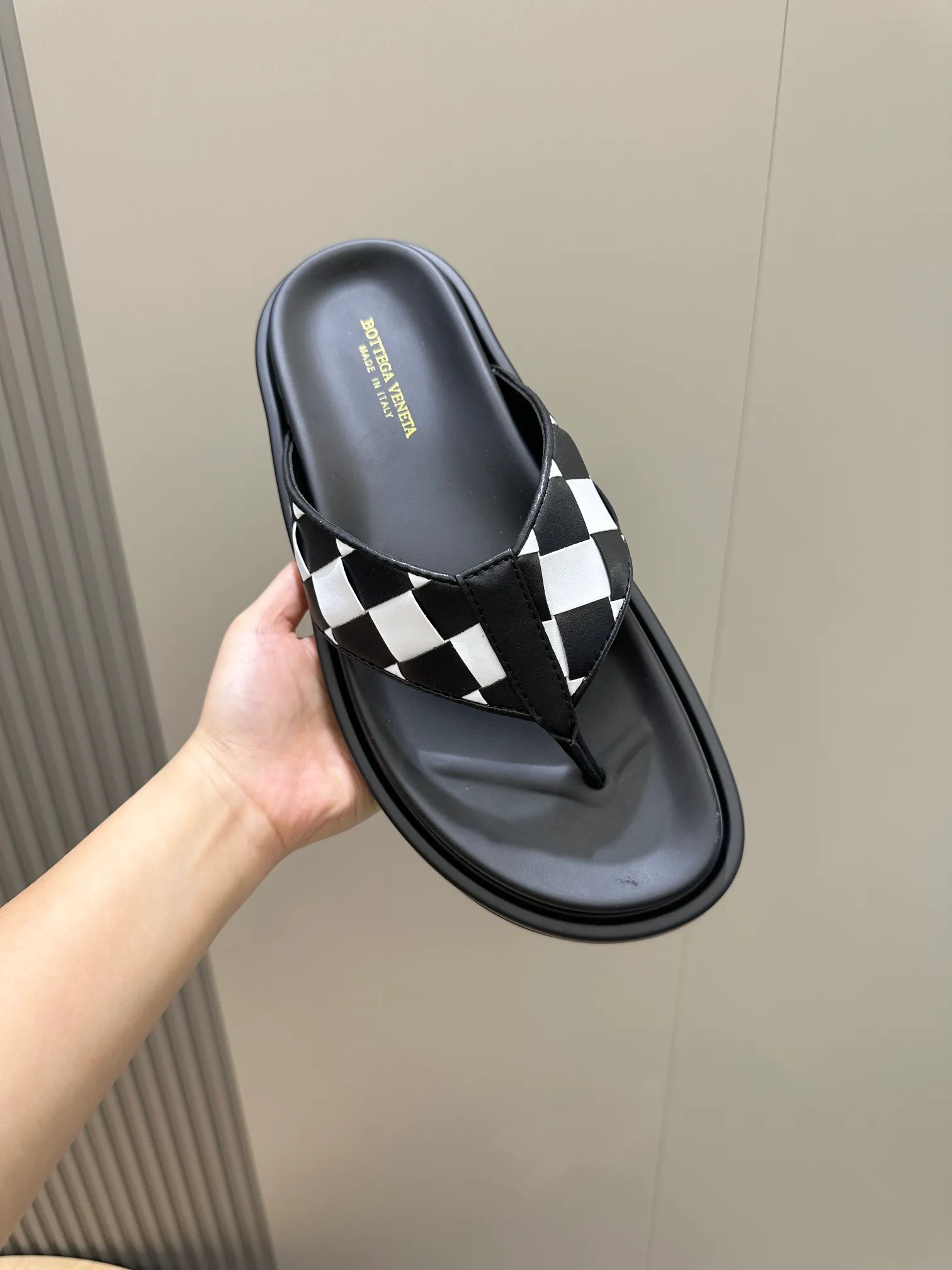 Factory price: 360💰BV hand-woven men's slippers and sandals - suitable for walking. It still emphasizes minimalism and practical wearability, but is full of vivid artistry. Super classic, luxurious and comfortable, imported cowhide + cowhide lining + lightweight outsole Size: 39-44 (customized at 38.45)